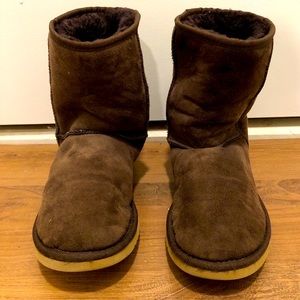 UGG - Chocolate classic short boot
